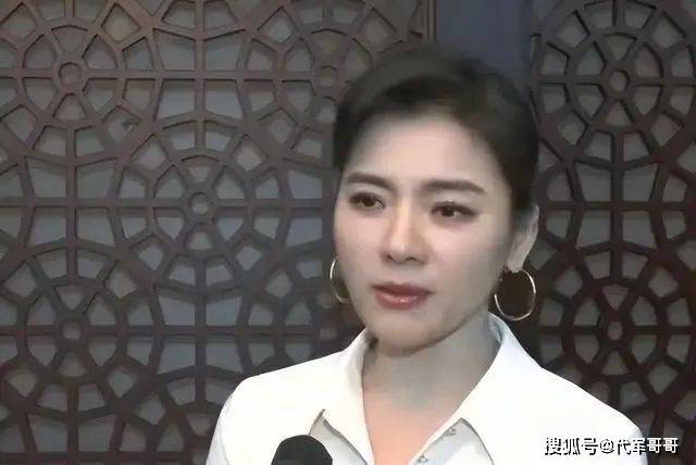 民歌天后陈思思近况：嫁小一岁歌唱家生一女，今46岁气质像天仙