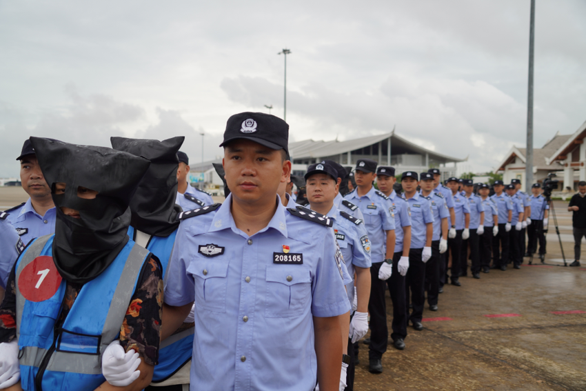 重庆警方从老挝押解18名涉诈嫌疑人回渝