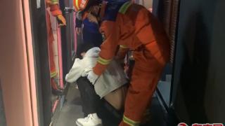 三明大田：男子酒后被困 消防人员破门救援