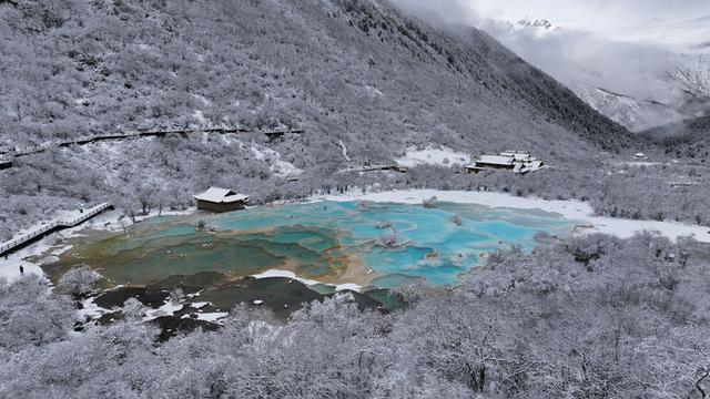 四川黄龙景区迎来“五一”假期高峰