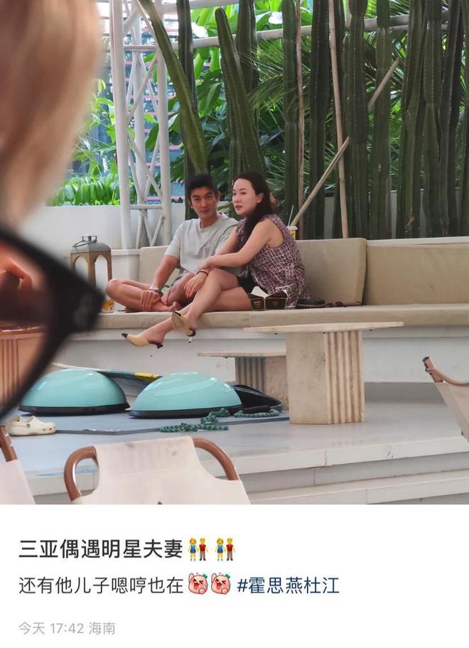 杜江携家人三亚度假，夫妻俩路边小憩好恩爱，霍思燕近状略显发福