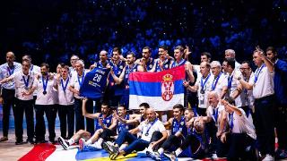 塞尔维亚男篮出色表现获奖励 球迷聚集欢迎他们和小德