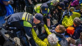 荷兰环保人士在高速公路抗议化石燃料补贴，1500多人被捕