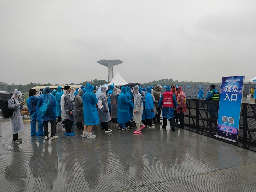 合肥骆岗公园电音节，雨衣、雨伞、鞋套成畅销品