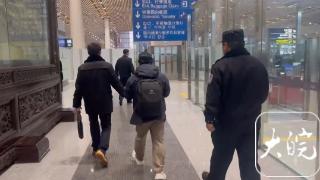 “老赖”回国刚下飞机，就被舒城法院执行干警拘传