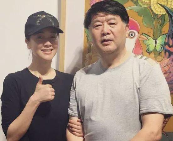 左小青含泪谈家庭，提起63岁富豪梨花带雨，直言对不起女儿