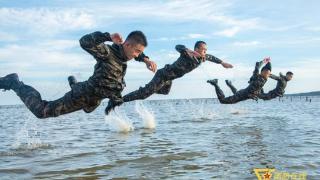 多图直击武警官兵海训现场