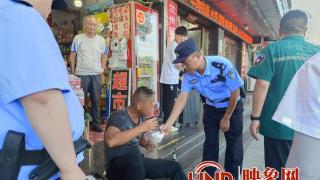 驻马店市公安局驿城分局新华派出所：路遇群众突发疾病 民警及时予以救助