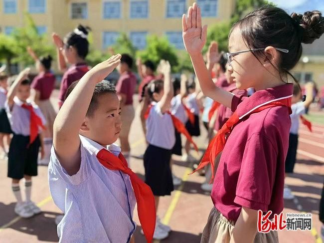 石家庄市西塔口小学举行新队员入队仪式