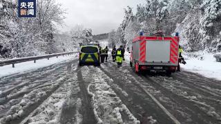 德国强降雪影响多地 道路交通大面积阻断