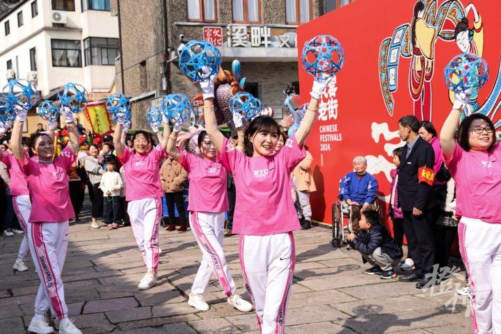 苕溪舞龙、南山舞狮、石濑花灯、余杭纸伞、窑山古窑、塘埠彩带......瓶窑国潮民俗踩街闹春好意头