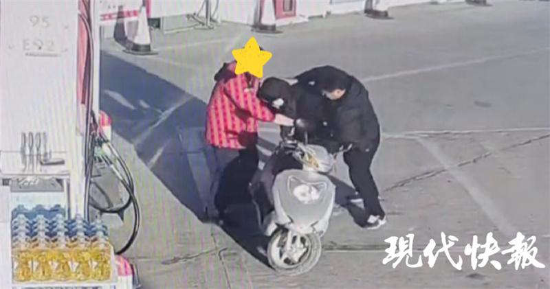 徐州睢宁民警给加油站送锦旗：感谢帮忙抓嫌疑人