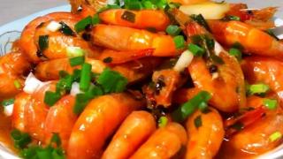 黄焖大虾，是一道色香味俱佳的家常菜肴，简单又好吃