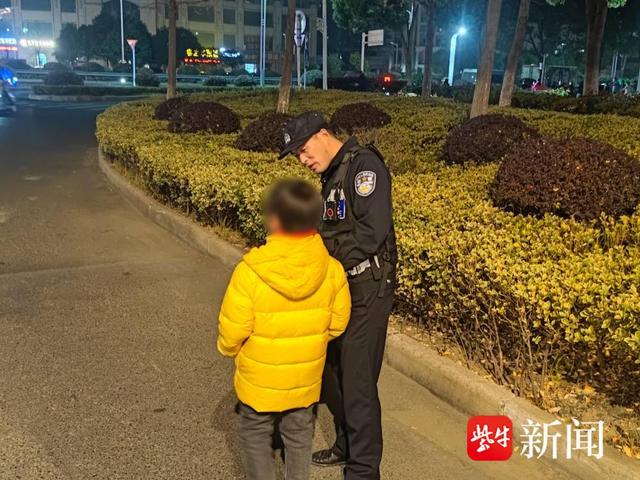 镇江一男孩独自走在街头，民警上前询问，原来…