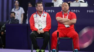 羽毛球混双决赛：奥运混双金牌得主、中国羽协主席张军坐镇教练席
