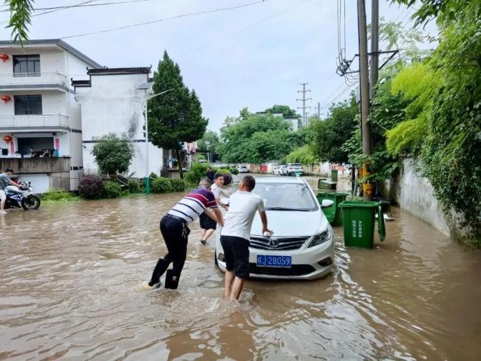 大雨致多条河水位大幅上涨，休宁积极开展防汛自救工作