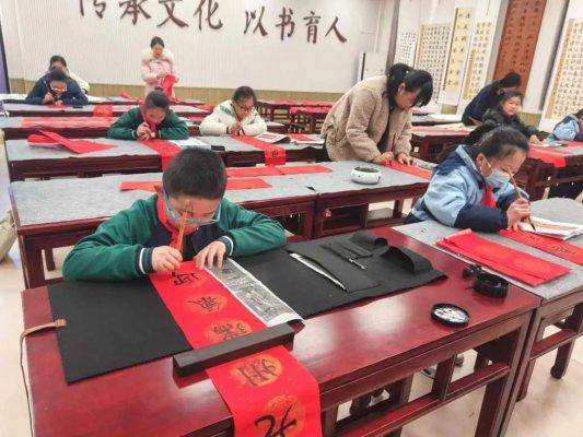 淄博经开区傅家实验小学：师生携手书春联 笔墨飘香迎新春