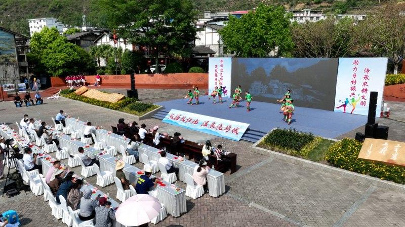 雅安石棉县首届“童年记忆”民俗趣味运动会暨“大渡河杯”健身舞大赛开幕