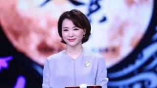 与董卿相恋6年，颜值秒杀撒贝宁，如今娶小20岁妻子幸福！