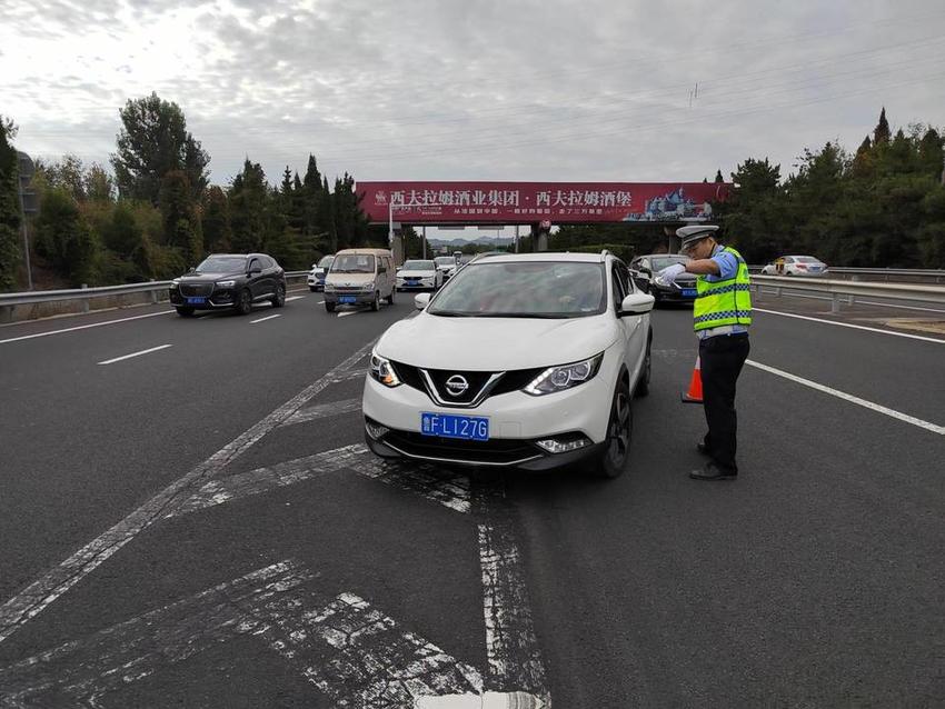 烟台高速交警的假日坚守：站一天腿麻不会打弯，坐10分钟成奢望