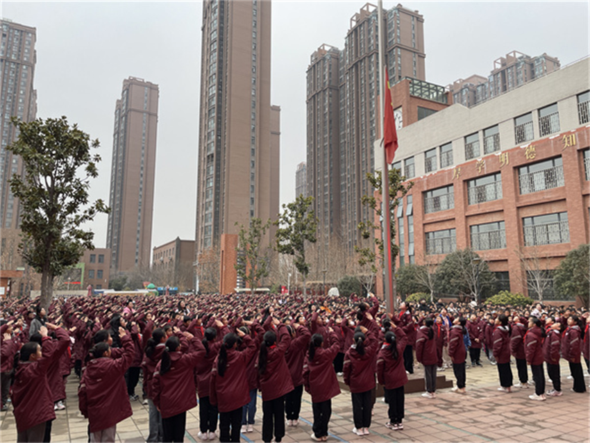 郑州市管城区春晓小学举行主题升旗仪式暨雷锋月启动仪式