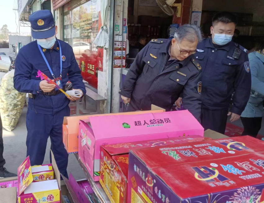 江西省龙南市市场监管局开展烟花爆竹市场专项检查