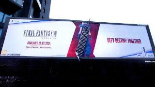 《FF7重生》英国巨幅海报 克劳德大剑由PS5手柄拼成