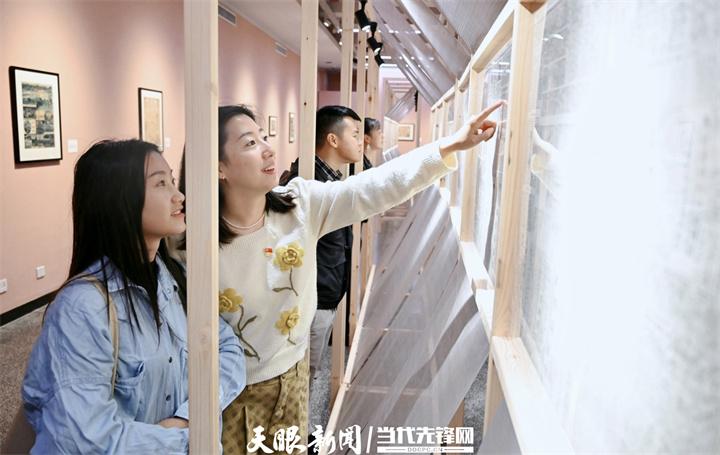 “历史的底稿——全球珍报暨印刷文化艺术展”引观众驻足