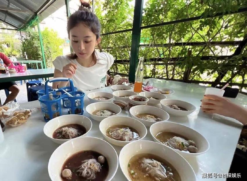 赵丽颖晒出游美照，手拿“别烦美女”扇子卖萌，全素颜出镜超耐打