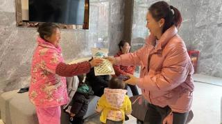 重庆南岸区：海棠溪街道御泰社区开展冬季送温暖活动