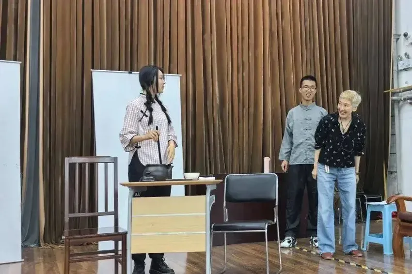 大学生期末考试是去北京人艺演戏！知名演员也来现场指导……