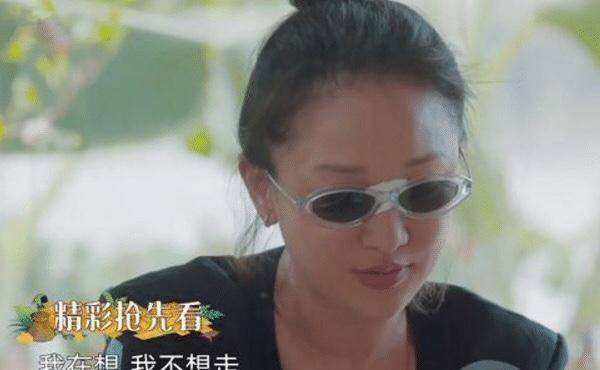 女明星穿5万元的衣服上综艺节目，下地干农活也不怕弄脏