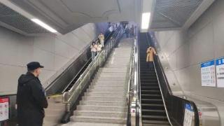 司门口黄鹤楼地铁站c出入口原上行电梯已调整为下行
