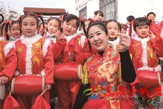 邹城市北齐村 以“幸福北齐”为主题的乡村春节文艺晚会火热上演