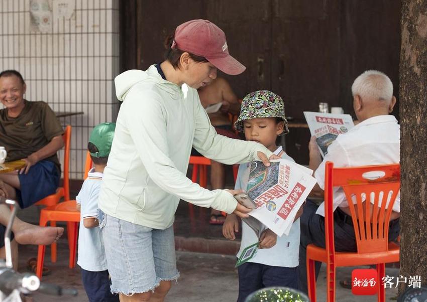 “阿姨，买份报纸吧” 文昌龙楼慧艺幼儿园25名小报童学会自信和勇敢