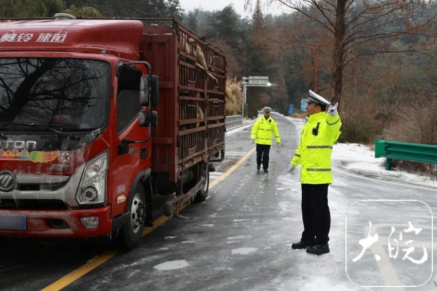 黄山市黄山区交警积极应对极端冰雪天气