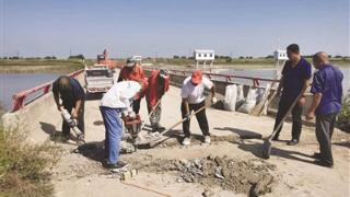 修缮损坏道路 保障出行通畅