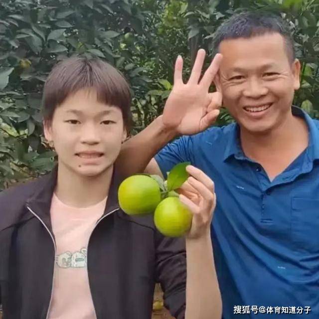 割粉丝韭菜？全红婵父亲晒红姐宣传橙子视频，网友：消费红姐名气