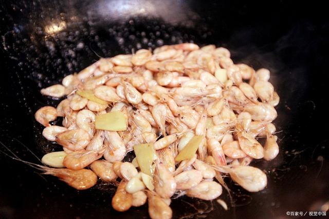 只需掌握一些烹饪技巧，便可轻松享用到小河虾的鲜美