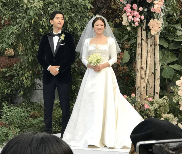 双宋为何会离婚？看宋仲基二婚妻子就知道，宋慧乔也曾想回归家庭