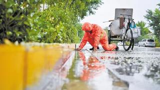 雨 中 坚 守