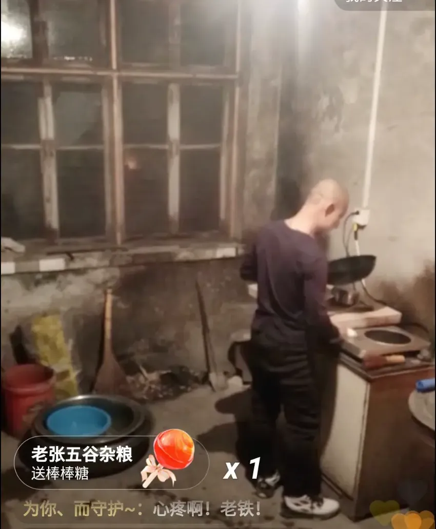 火了4年却被骂“傻子”，53岁家徒四壁，无妻无子，他经历了什么