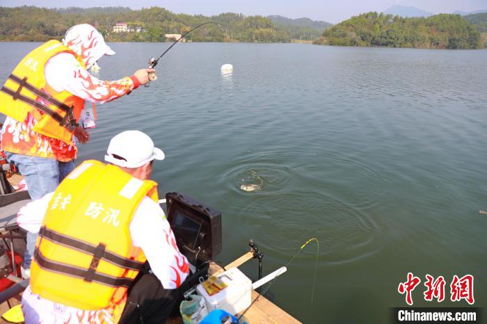 江西万安筏钓大赛开赛 全国各地150余名选手湖中比拼