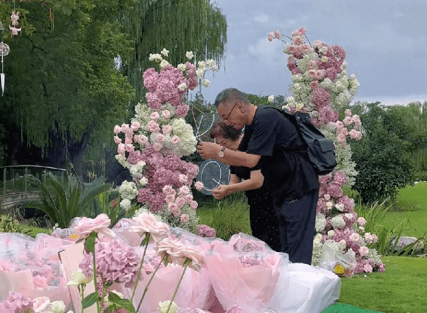 乔任梁去世7年，陈乔恩现身墓地祭拜，跟乔妈牵手热聊宛如母女