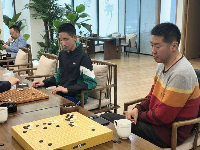 盲人棋手徐光霖做客乐弈场 与师父鲍橒备战晚报杯