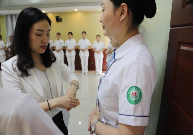 学礼仪树形象,梁山县中医院组织服务礼仪培训