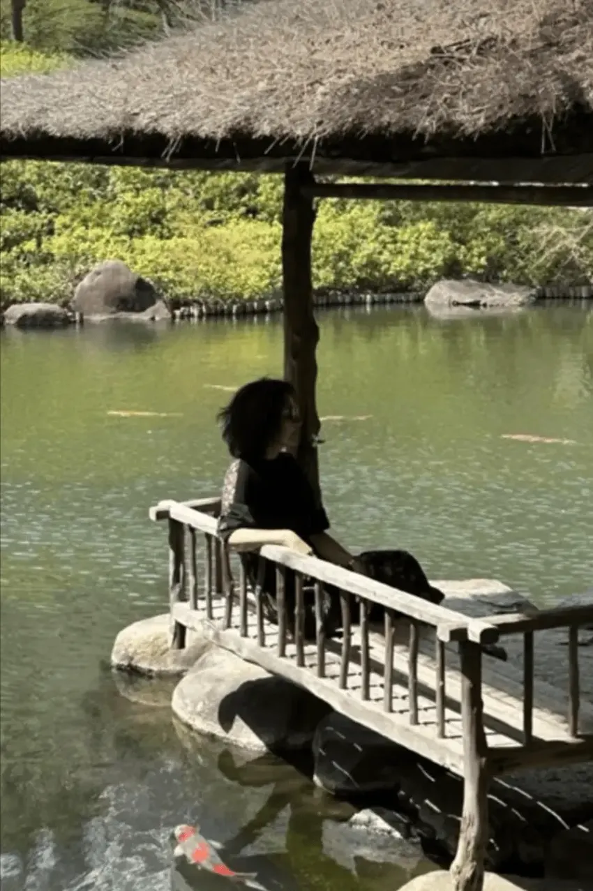 刘嘉玲带78岁母亲日本赏樱花母女神同步，带弟弟奢享鱼子酱美酒