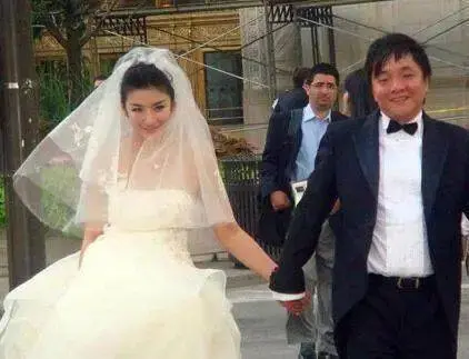 又一对恩爱夫妻被曝离婚？男方曾被曝私联女网红，两人10年恩爱终成一场空？