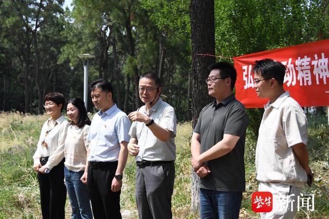 江苏大学别样“耕读课堂”：试验田里师生收割彩色油菜忙，看看吧