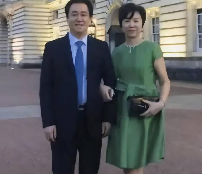 许家印和妻子丁玉梅离婚了？这里头的门道很复杂